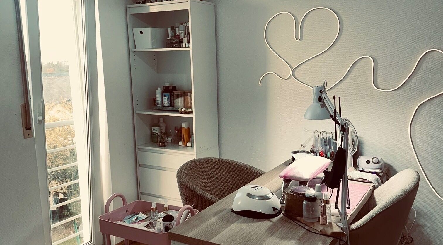 Salle élégante de Francis Nails Luxury, Schifflange, Luxembourg, pour soins de beauté et bien-être.