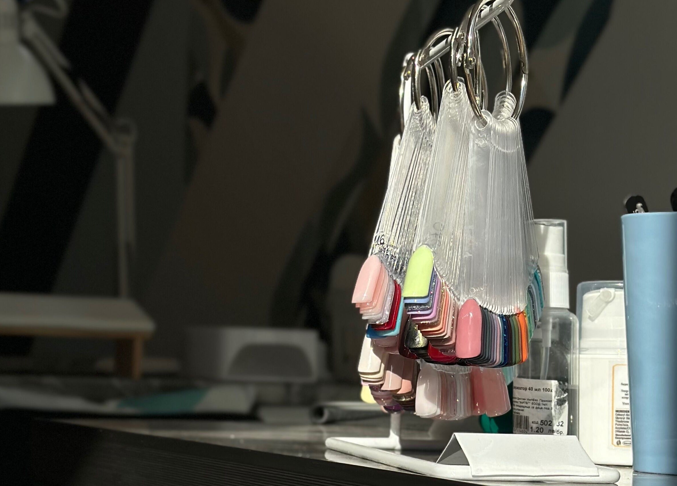 Цветни мостри за лак в Bri Art Studio, Варна, Варна, BG, пред стационарна лампа и контейнери