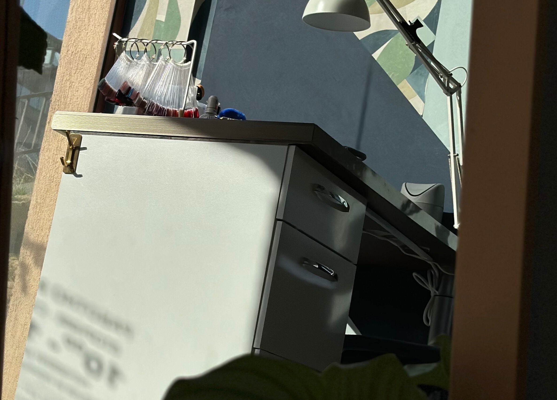 Елегантен офис в Bri Art Studio, Варна, Варна, BG, с лампа и органайзер за нокти.