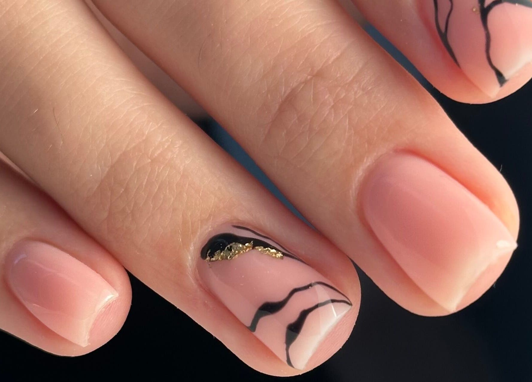 Елегантен маникюр от Bri Art Studio, Варна, Варна, BG с розово и черни линии.