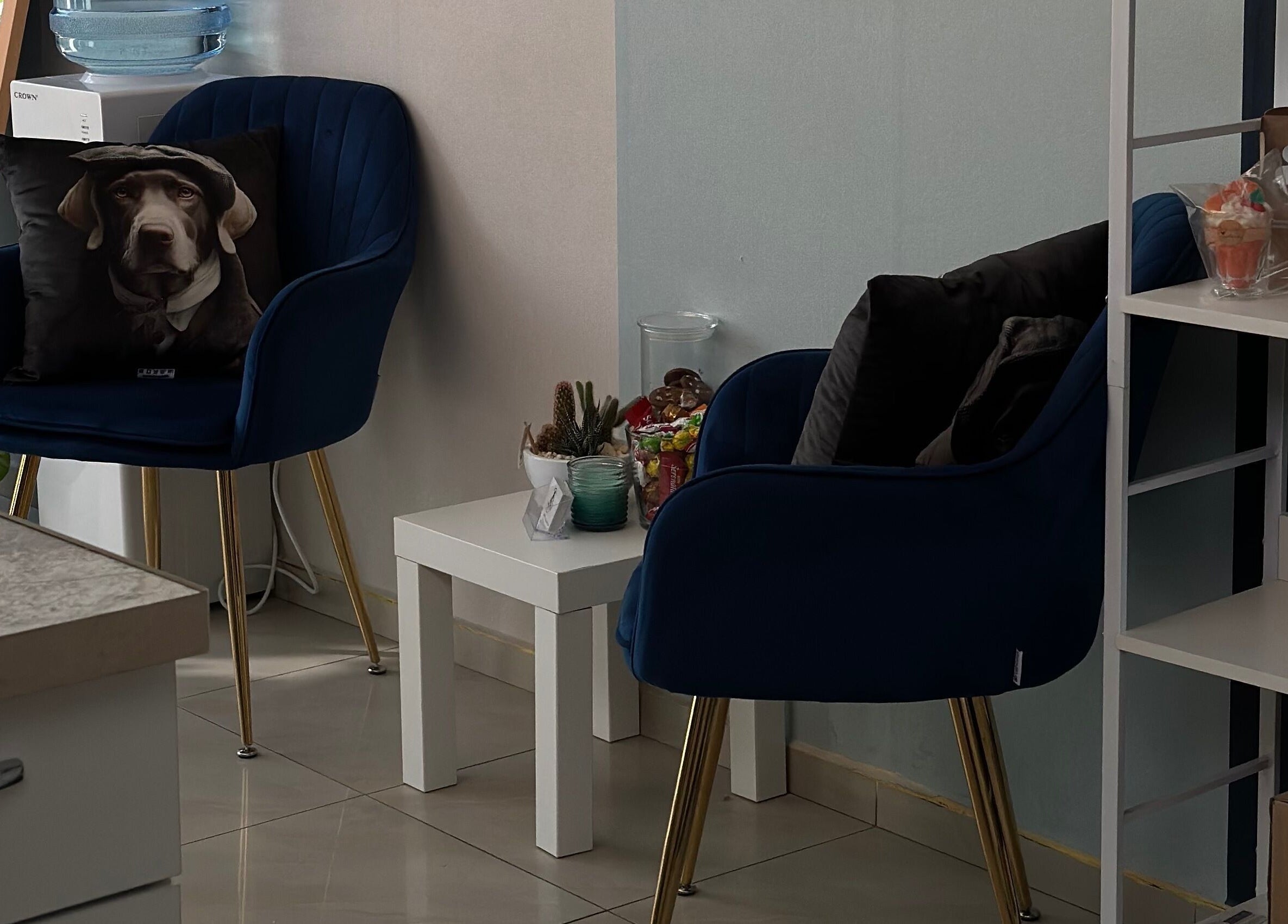 Уютен ъгъл в Bri Art Studio, Варна, Варна, BG с елегантни кресла и декоративни аксесоари.