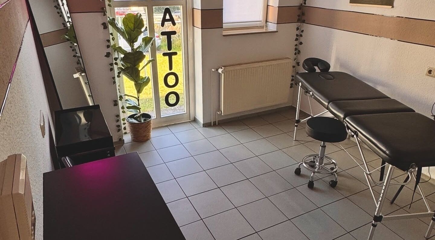 Innenansicht von Sciamagic Tattoo Neustrelitz, Neustrelitz, Mecklenburg-vorpommern, DE. Helle Studioeinrichtung.