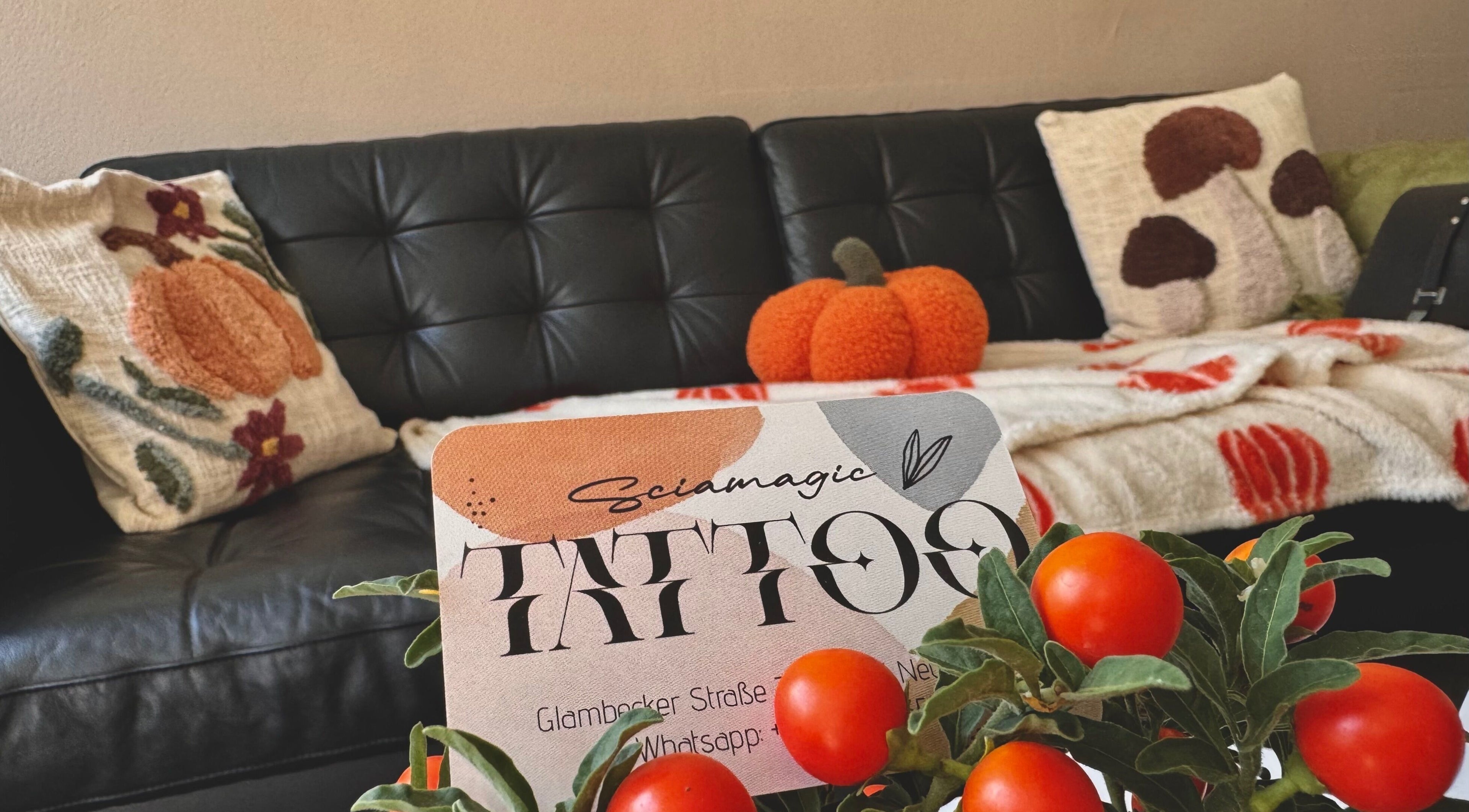 Wartebereich bei Sciamagic Tattoo - Termine in Neustrelitz, Mecklenburg-vorpommern, DE mit dekorativen Kissen und Pflanzen.