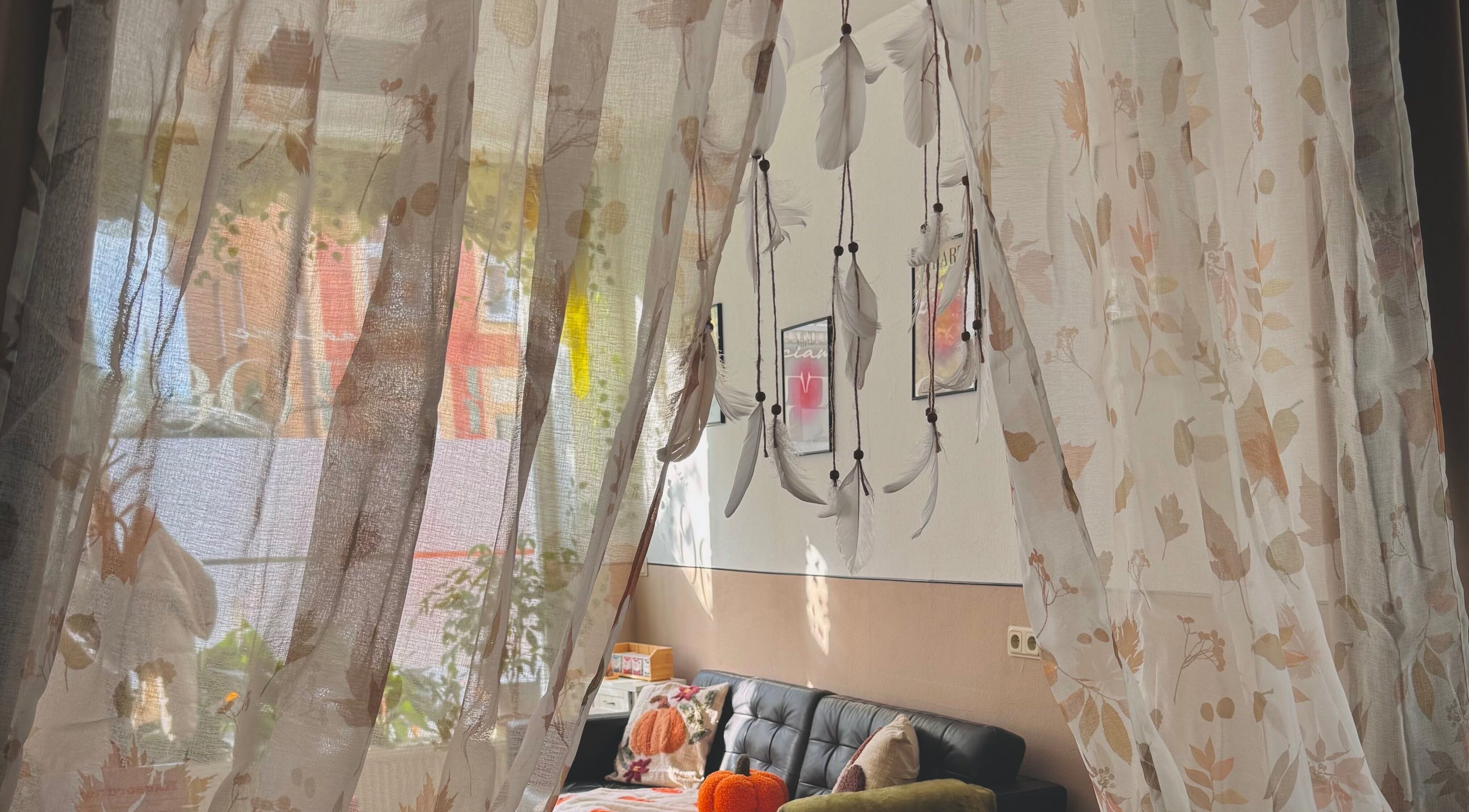 Gemütliches, lichtdurchflutetes Wartezimmer bei Sciamagic Tattoo - Termine, Neustrelitz, Mecklenburg-vorpommern, DE.