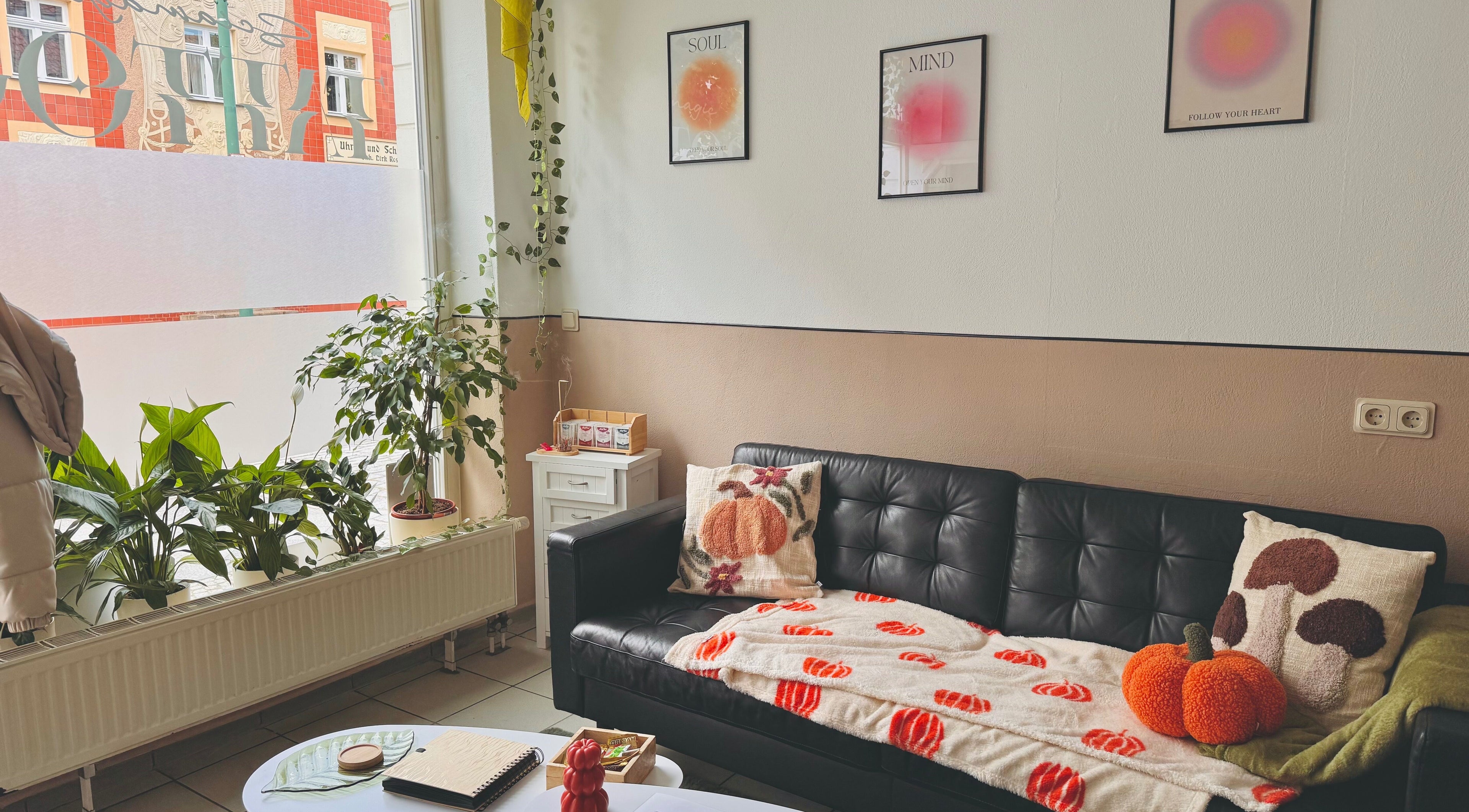 Gemütlicher Empfangsbereich bei Sciamagic Tattoo - Termine in Neustrelitz, Mecklenburg-vorpommern, DE.