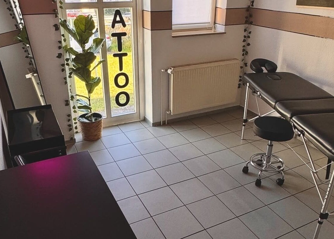Innenansicht von Sciamagic Tattoo - Termine in Neustrelitz, Mecklenburg-vorpommern, DE, mit stilvollem Behandlungsraum.