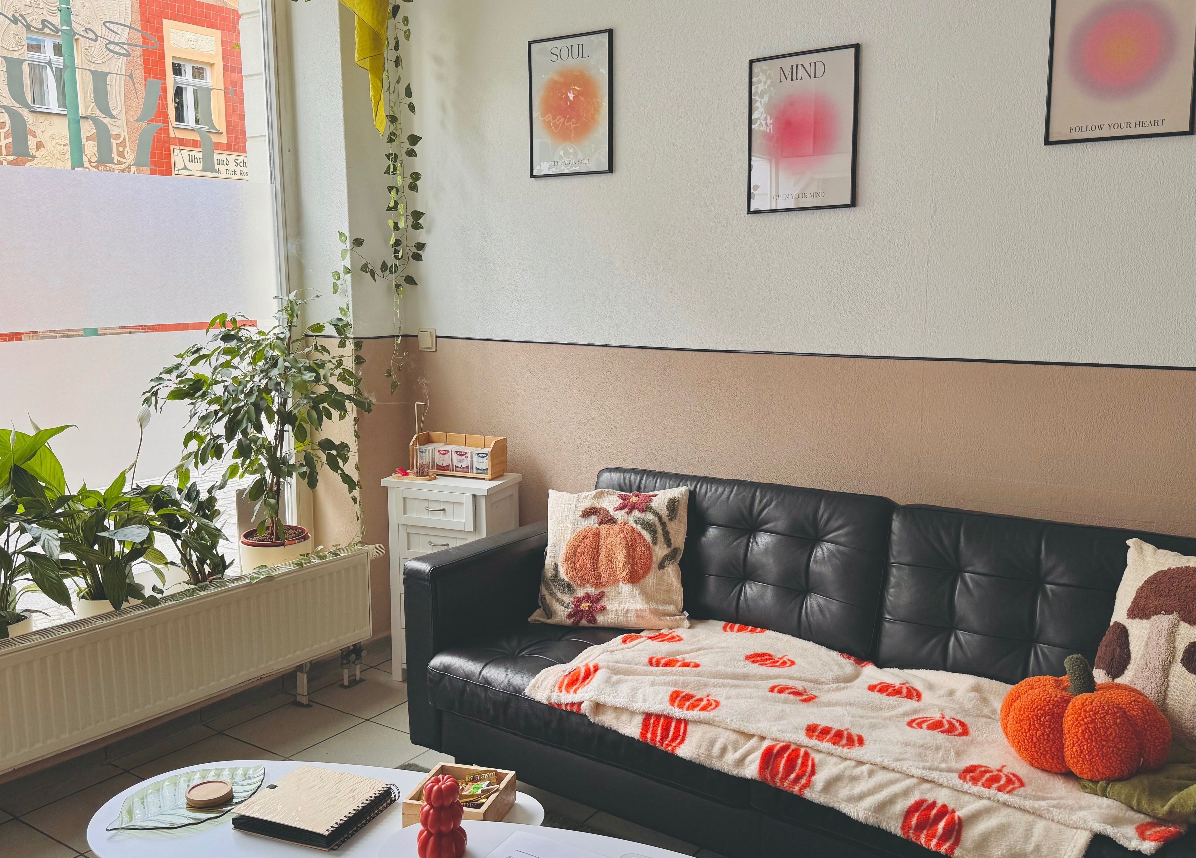 Gemütliche Lounge bei Sciamagic Tattoo - Termine in Neustrelitz, Mecklenburg-vorpommern, DE, mit Pflanzen und Sofa.