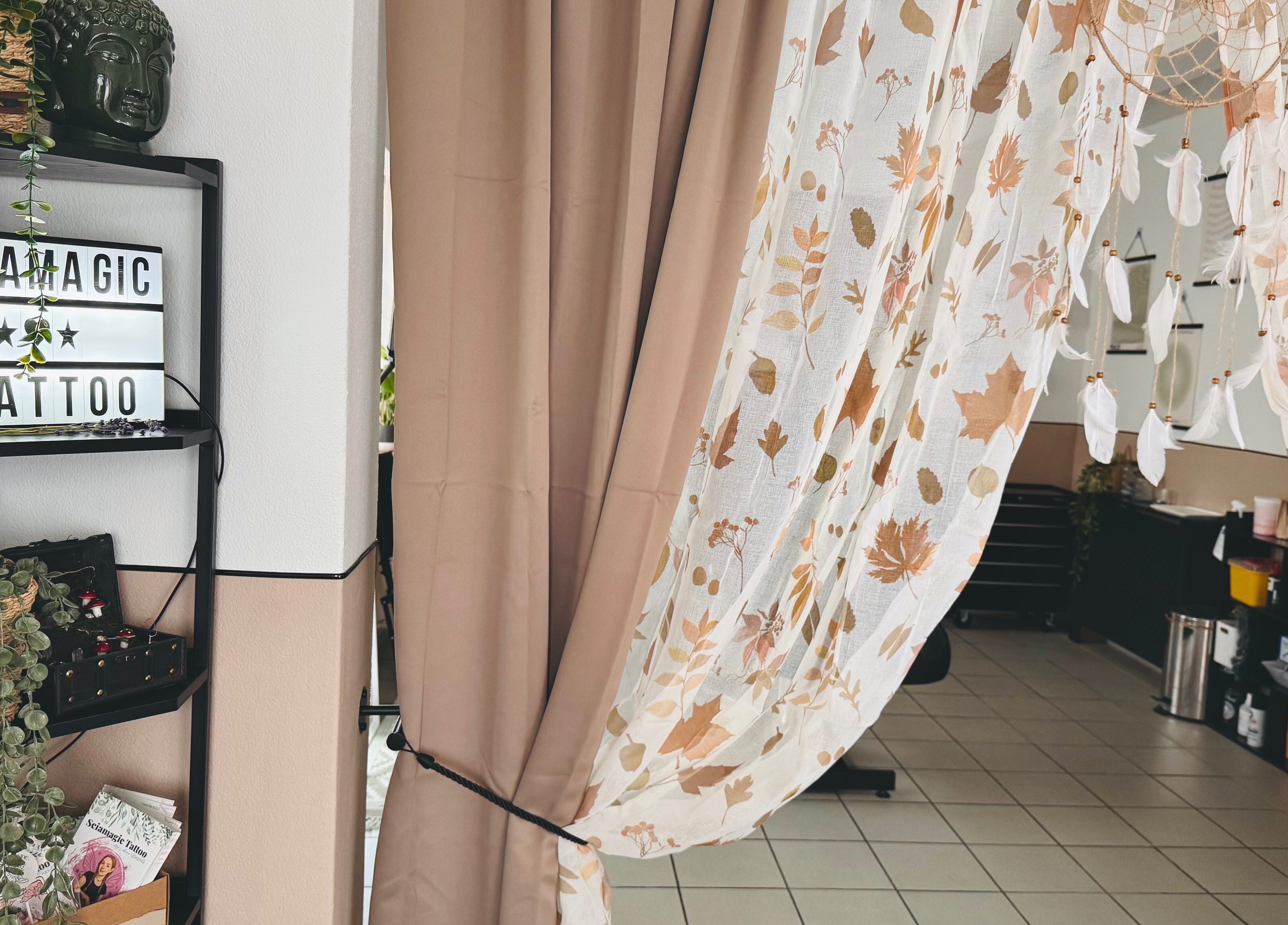 Innenansicht von Sciamagic Tattoo - Termine in Neustrelitz, Mecklenburg-vorpommern, DE mit Dekoration und Pflanzen.