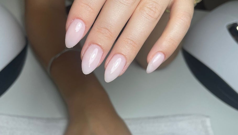 Manicure sofisticada em Thaís Lima | STUDIO BELLUS, Braga, Braga, PT. Unhas em tom pastel.