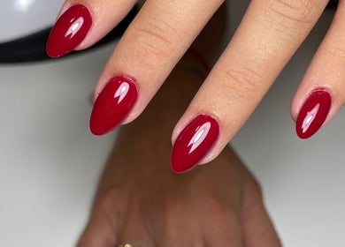 Unhas vermelhas elegantes no Thaís Lima | STUDIO BELLUS em Braga, Braga, PT.