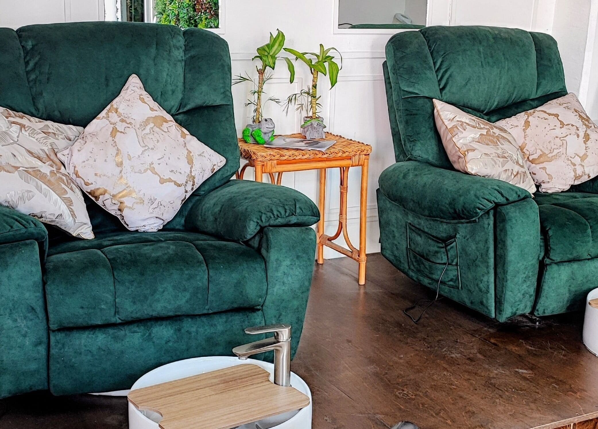 Confortables asientos verdes en Holala lady, Tijuana, Baja California, MX, perfumando el ambiente.