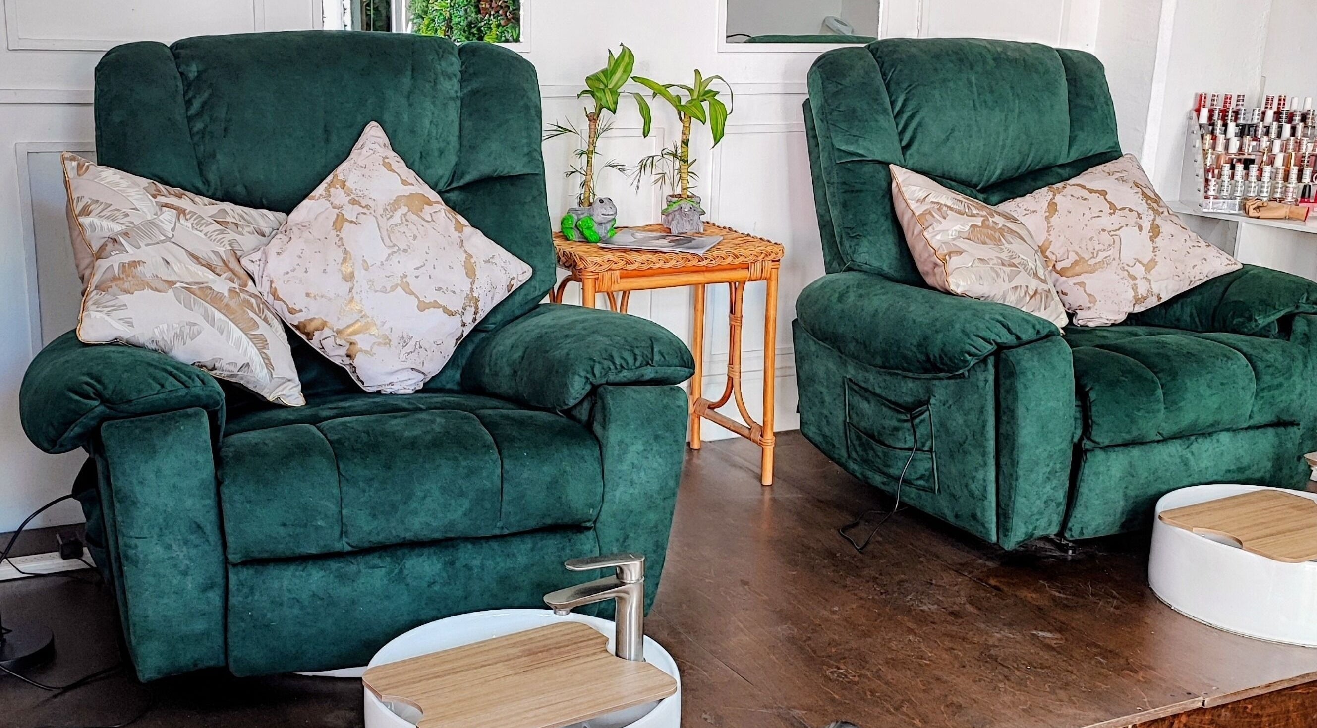 Confortables asientos verdes en Holala lady, Tijuana, Baja California, MX, perfumando el ambiente.