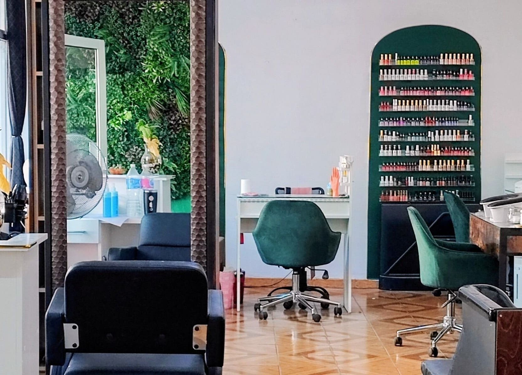 Interior moderno del salón Holala lady en Tijuana, Baja California, MX con sillas verdes y decoración elegante.