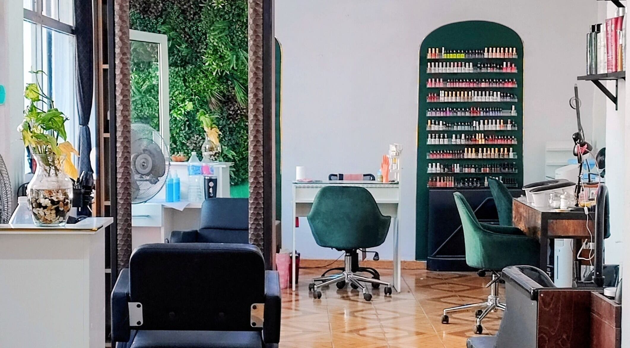 Interior moderno del salón Holala lady en Tijuana, Baja California, MX con sillas verdes y decoración elegante.