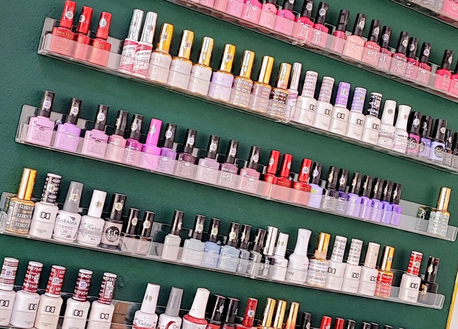 Colección de esmaltes de uñas en Holala lady, Tijuana, Baja California, MX, mostrando variedad de colores.