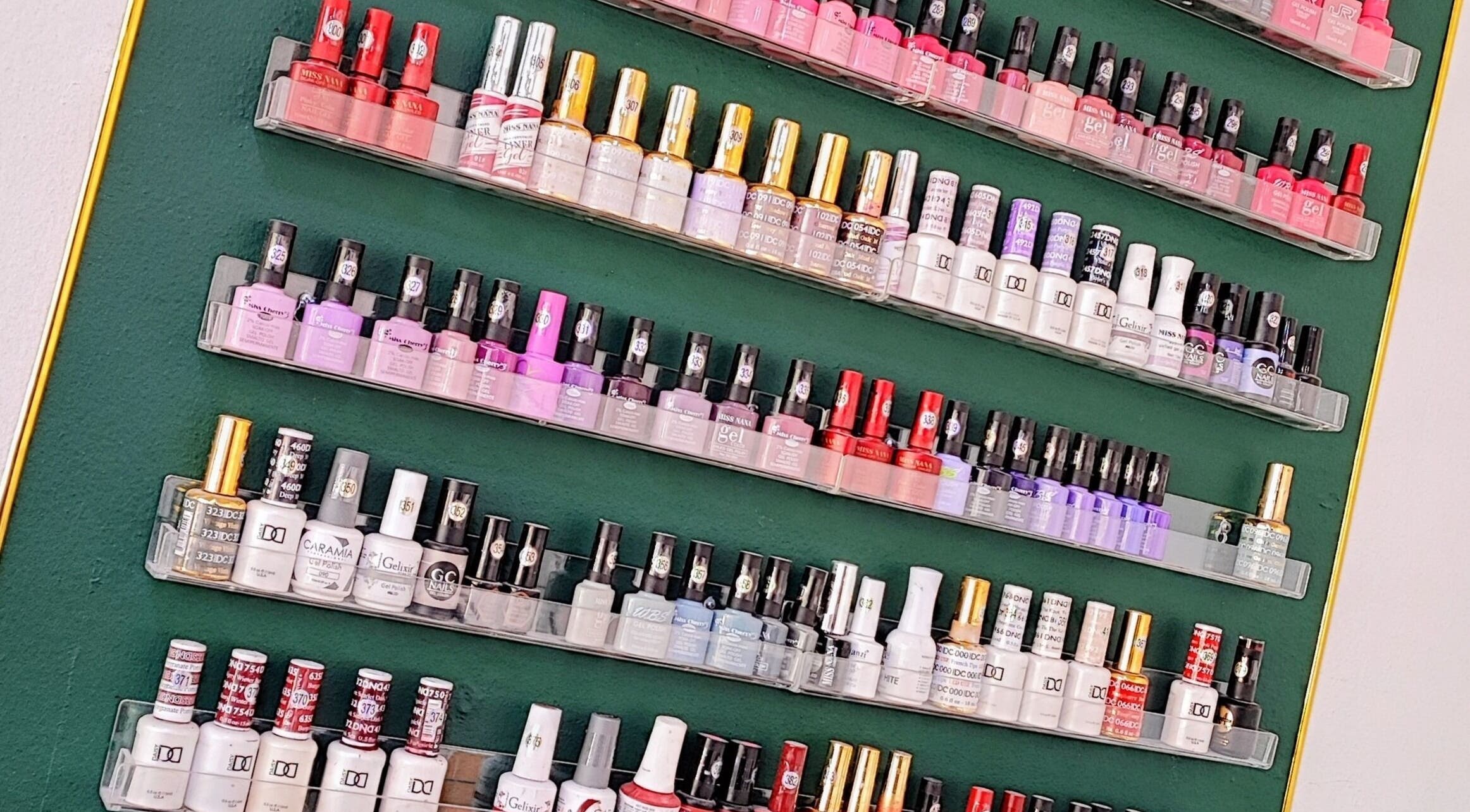 Colección de esmaltes de uñas en Holala lady, Tijuana, Baja California, MX, mostrando variedad de colores.