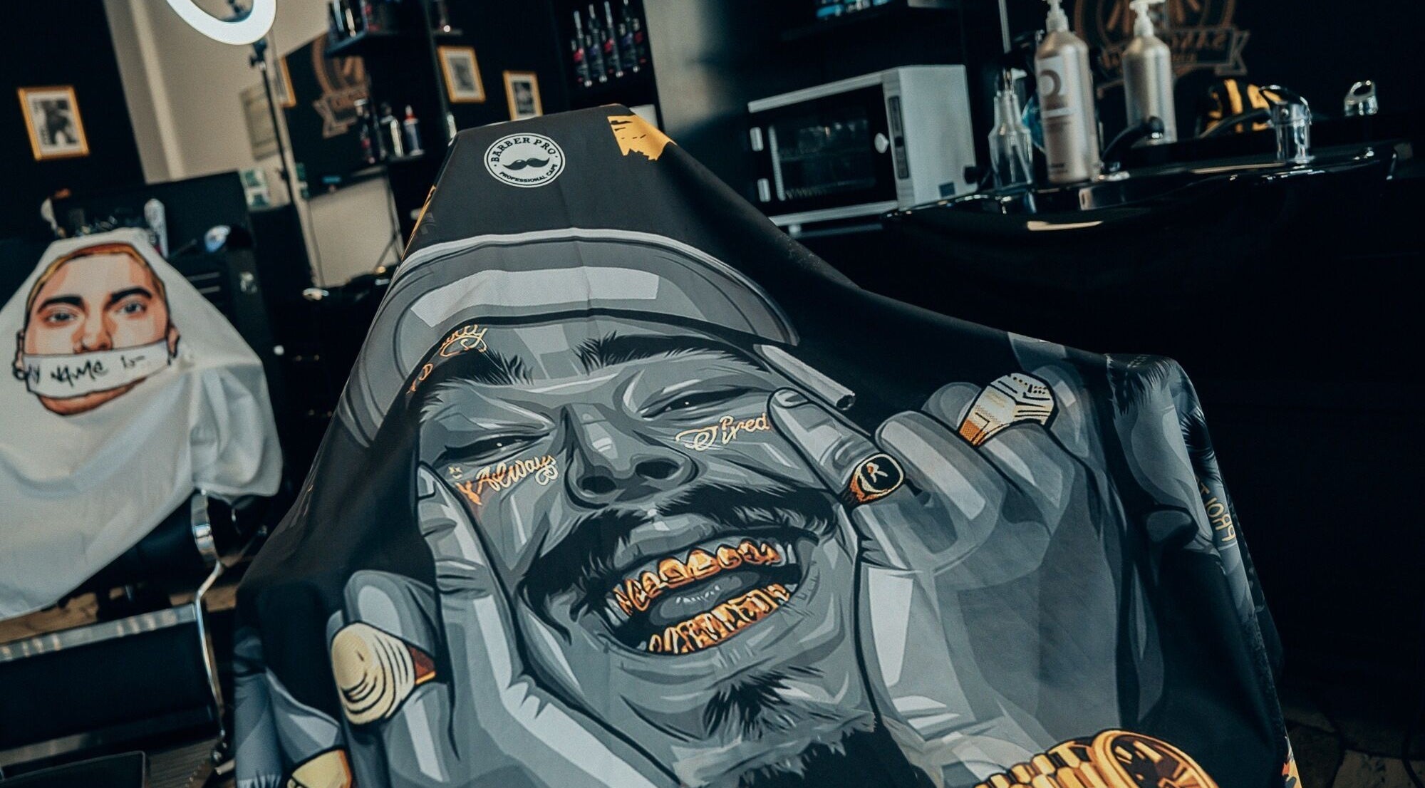 Copertura sedia artistica presso Sangiorgio Hair Lab, Thiene, Veneto, IT con design esclusivo e colorato.