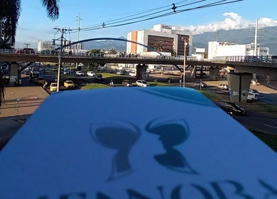 Vista de la ciudad desde Jennoba Esthetic Center, Cali, Valle Del Cauca, CO, mostrando tráfico y paisaje urbano.