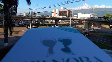 Vista de la ciudad desde Jennoba Esthetic Center, Cali, Valle Del Cauca, CO, mostrando tráfico y paisaje urbano.