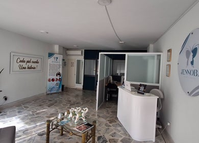 Recepción de Jennoba Esthetic Center en Cali, Valle Del Cauca, CO con decoración elegante y acogedora.