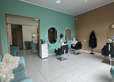 Interior elegante de Musas Spa en Villavicencio, Meta, CO, con sillas de peluquería modernas y decoración acogedora.