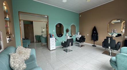 Interior elegante de Musas Spa en Villavicencio, Meta, CO, con sillas de peluquería modernas y decoración acogedora.