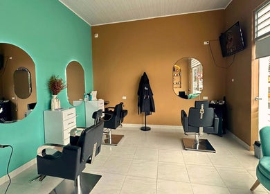 Interior moderno de Musas Spa en Villavicencio, Meta, CO, mostrando sillas y espejos elegantes.