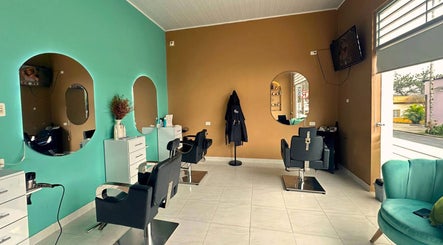 Interior moderno de Musas Spa en Villavicencio, Meta, CO, mostrando sillas y espejos elegantes.