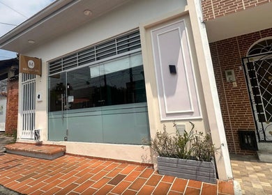 Entrada elegante de Musas Spa en Villavicencio, Meta, CO, mostrando detalles modernos y acogedores.