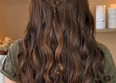 Peinado con trenza en Musas Spa, Villavicencio, Meta, CO. Cabello suelto y natural.