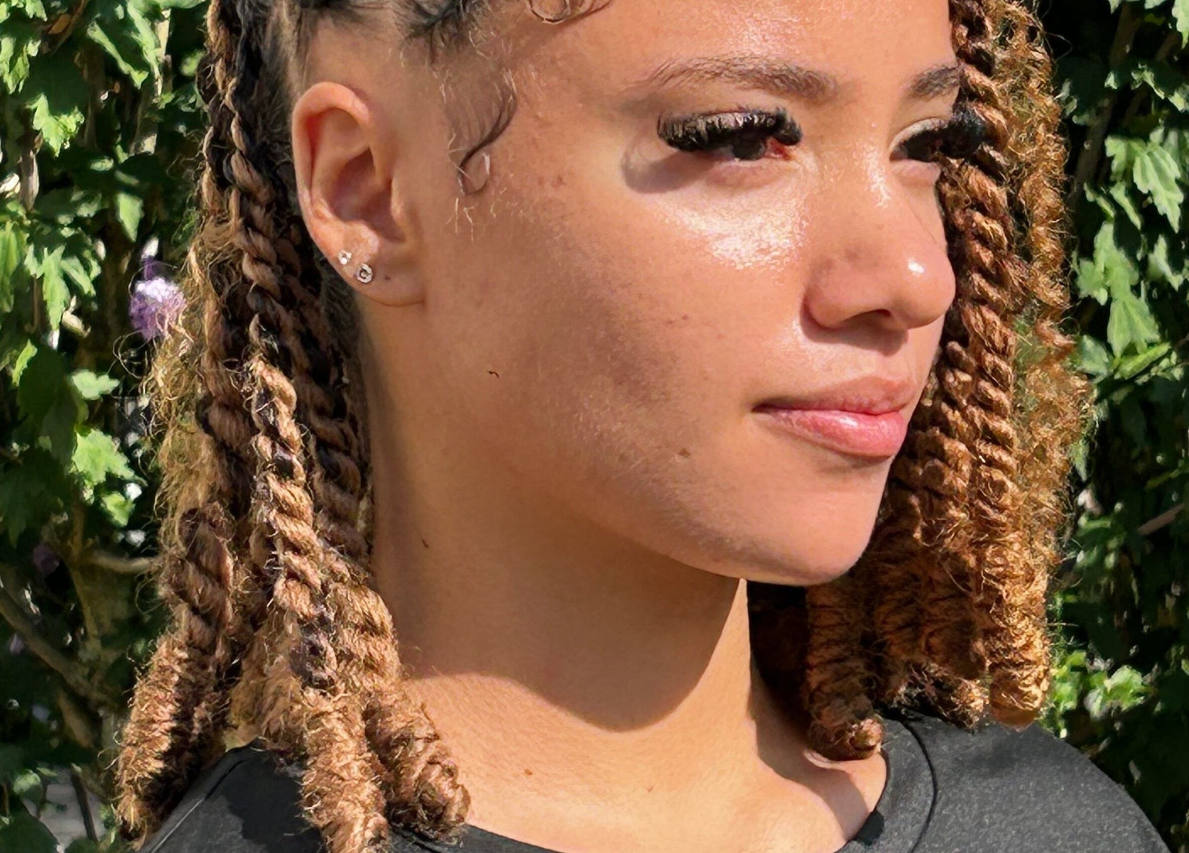 Femme aux tresses élégantes chez Sey Slay à Bordeaux, Nouvelle-Aquitaine, FR.