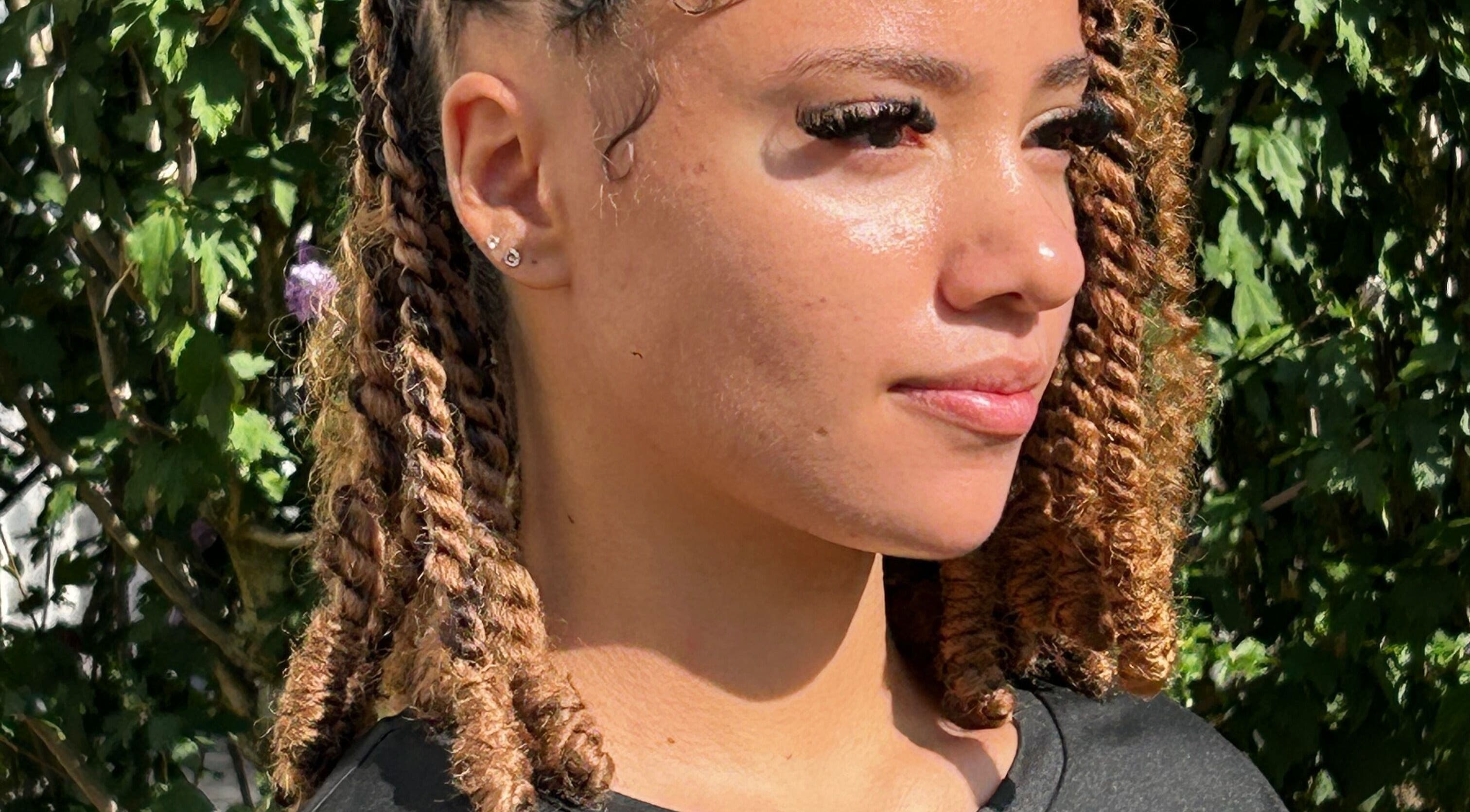 Femme aux tresses élégantes chez Sey Slay à Bordeaux, Nouvelle-Aquitaine, FR.