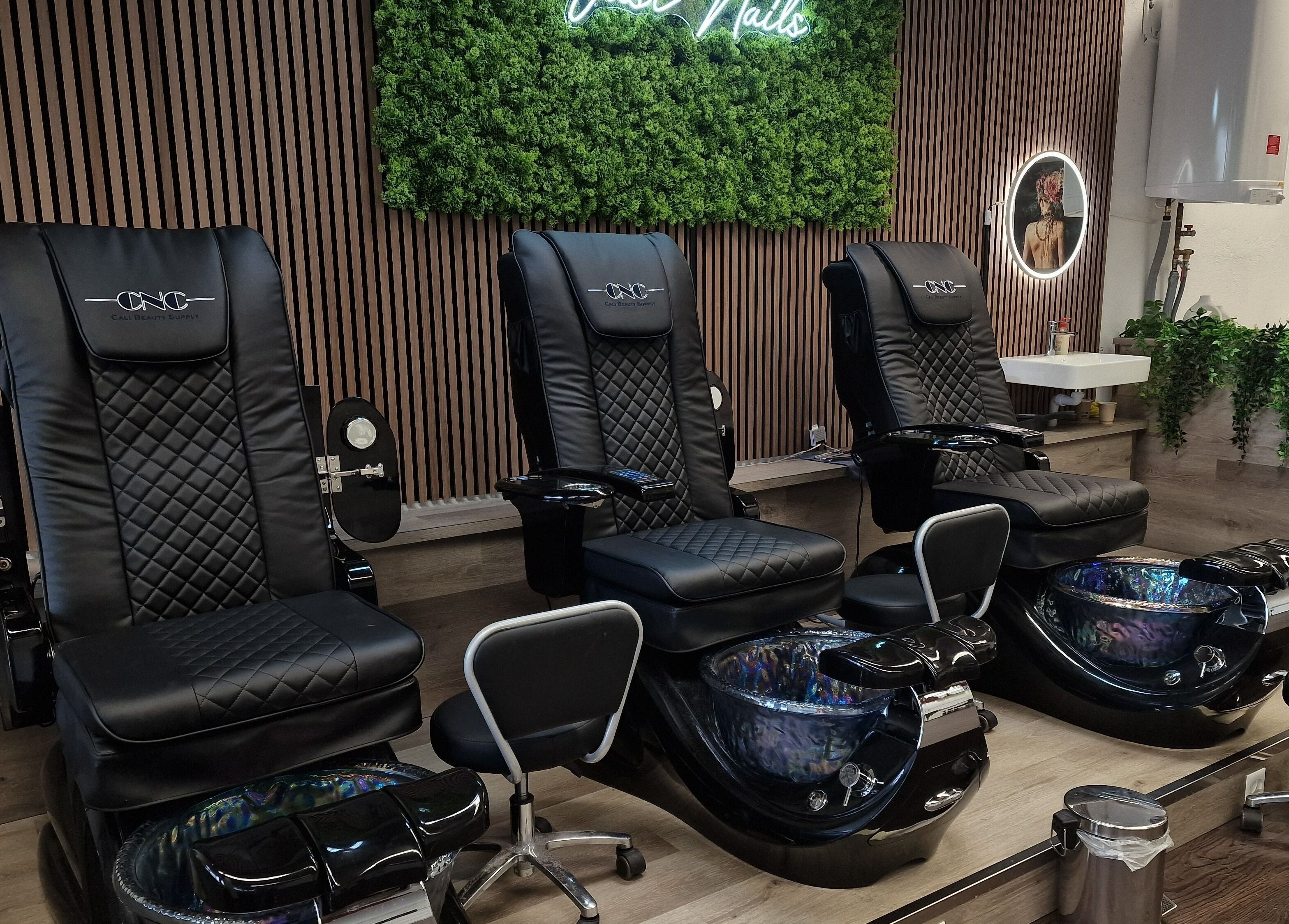 Elegante Pediküre-Stühle bei Glossify Studio, Luzern, Luzern, CH für luxuriöse Wellness-Erlebnisse.