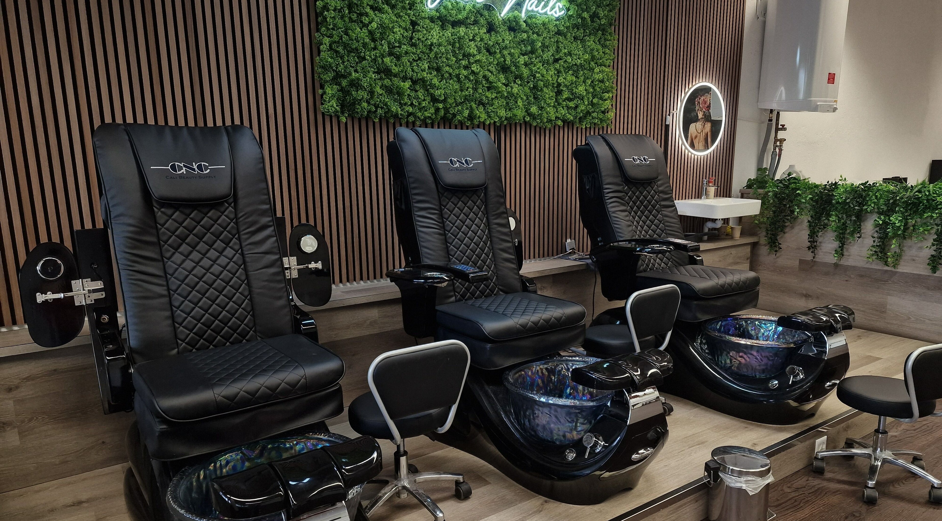 Elegante Pediküre-Stühle bei Glossify Studio, Luzern, Luzern, CH für luxuriöse Wellness-Erlebnisse.