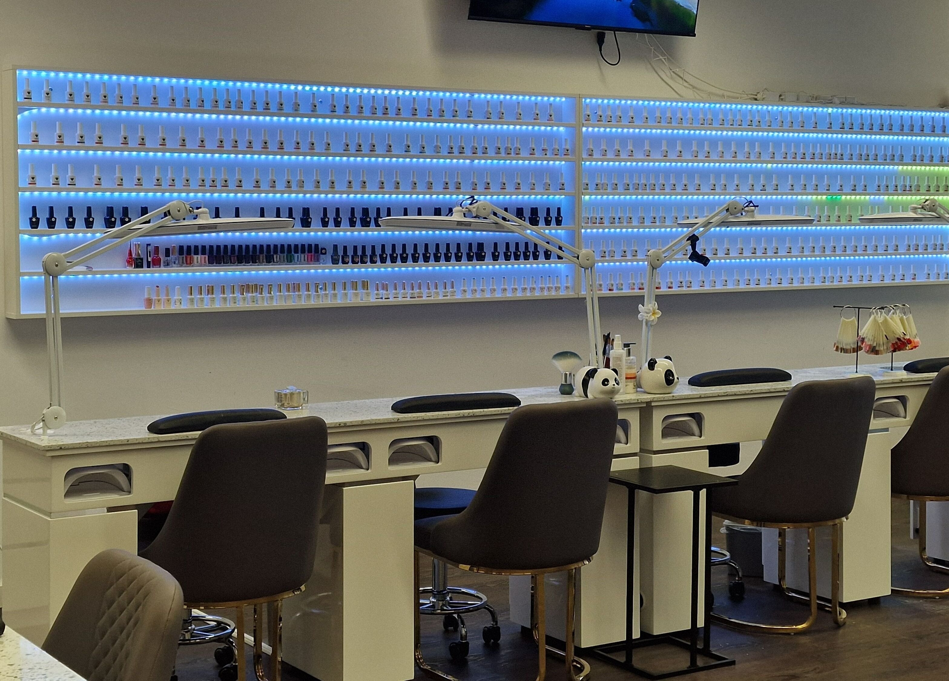 Elegantes Nagelstudio bei Glossify Studio, Luzern, Luzern, CH. Moderne Arbeitsplätze mit Nagellackauswahl.