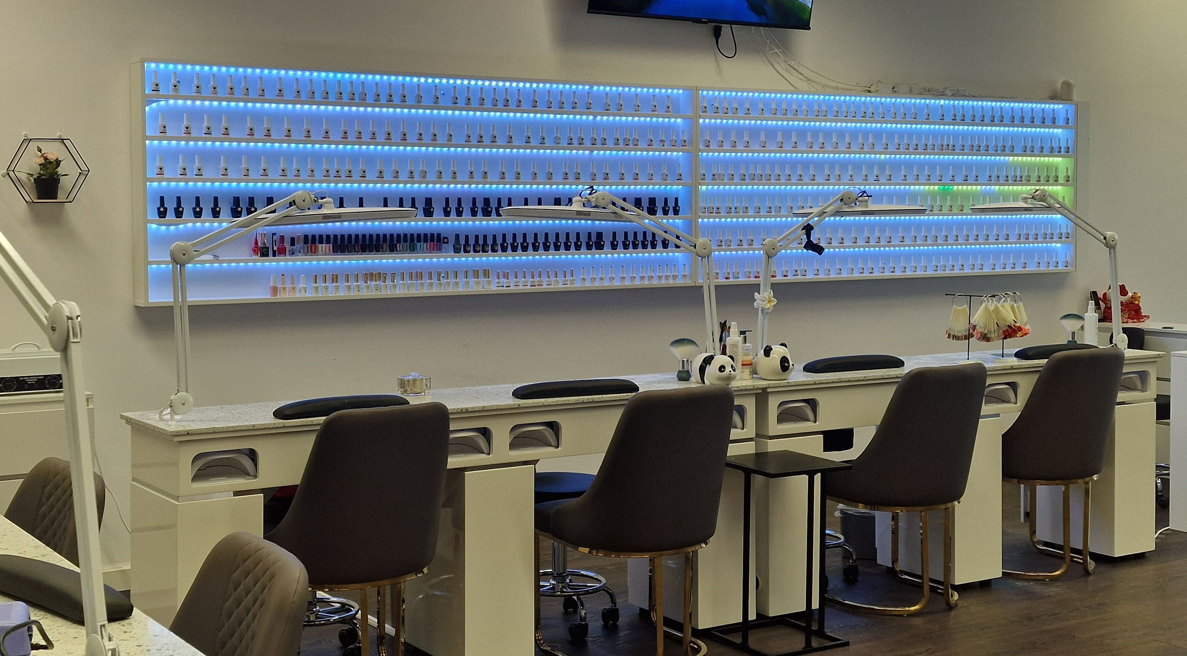 Elegantes Nagelstudio bei Glossify Studio, Luzern, Luzern, CH. Moderne Arbeitsplätze mit Nagellackauswahl.