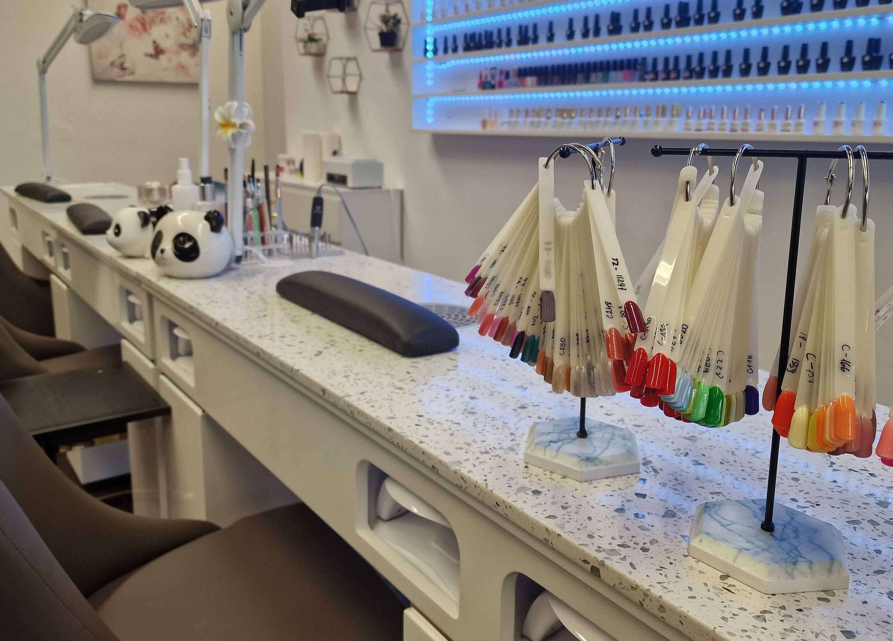 Nagelstudio bei Glossify Studio in Luzern, Luzern, CH mit Auswahl bunter Nagellackfarben.