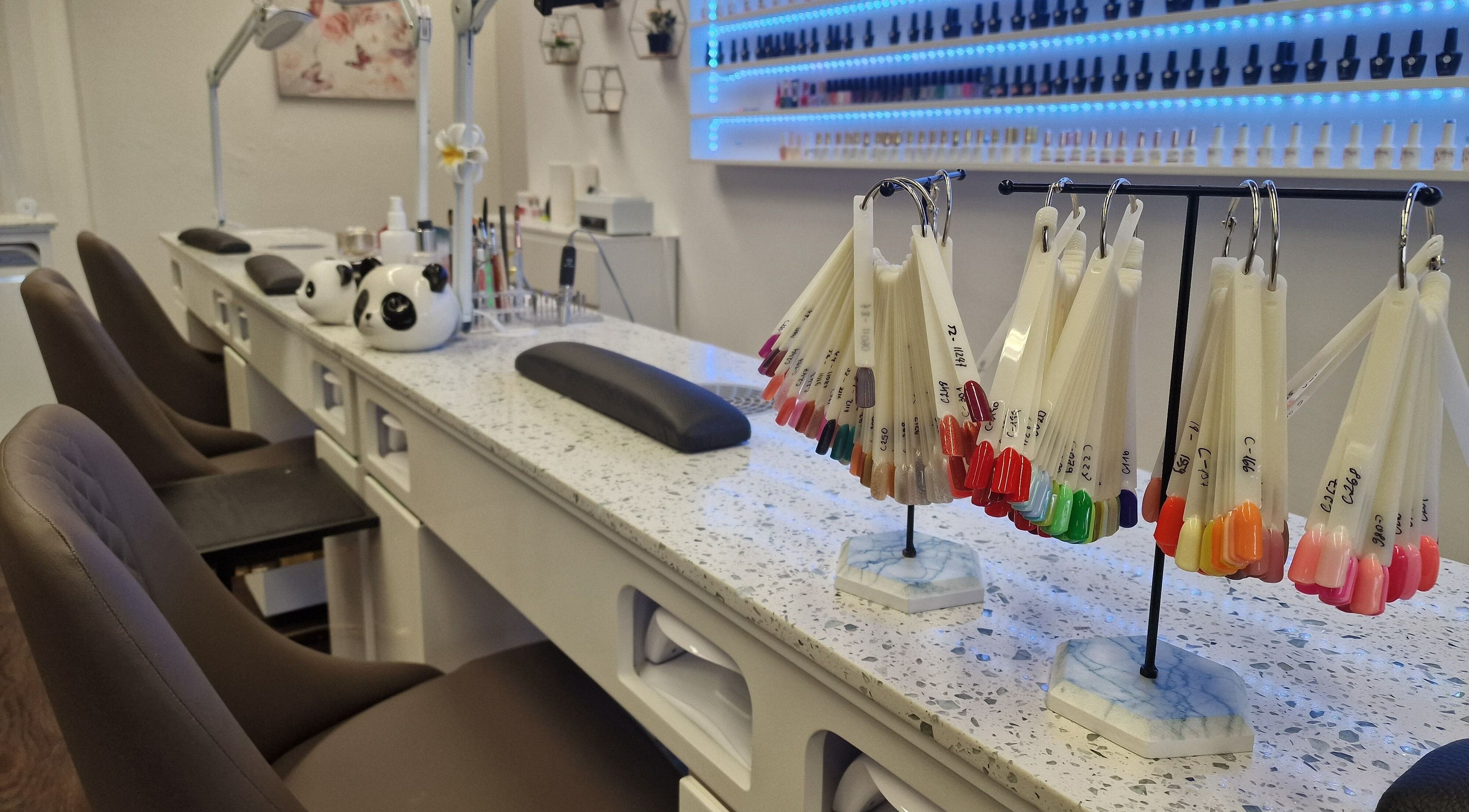 Nagelstudio bei Glossify Studio in Luzern, Luzern, CH mit Auswahl bunter Nagellackfarben.