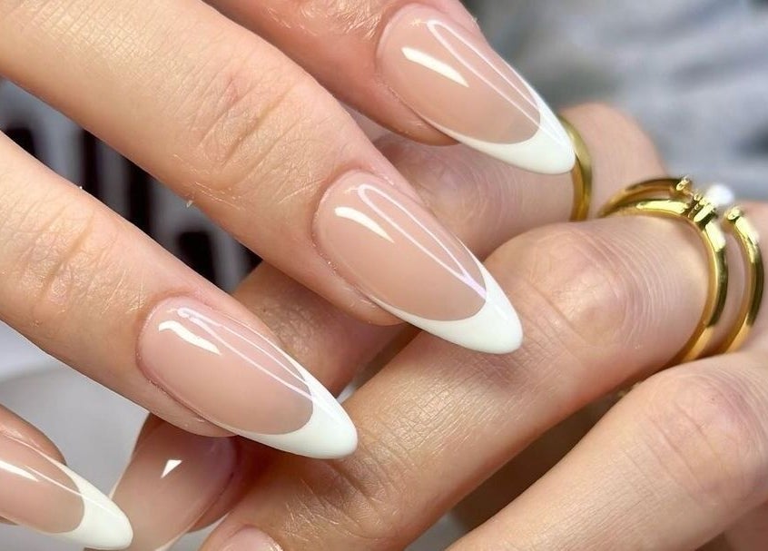 Perfekte French-Nägel bei Glossify Studio in Luzern, Luzern, CH, unterstreichen Eleganz und Stil.