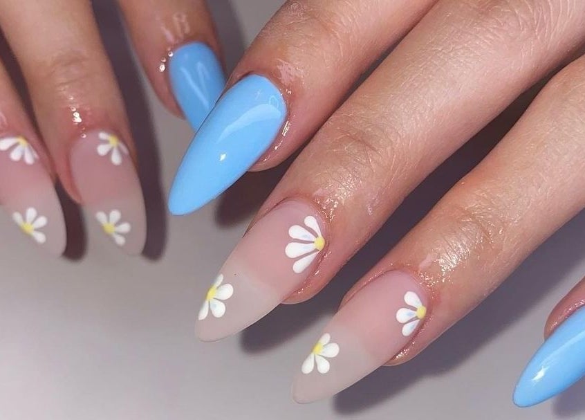 Elegante blaue und blumenverzierte Nägel bei Glossify Studio, Luzern, Luzern, CH.