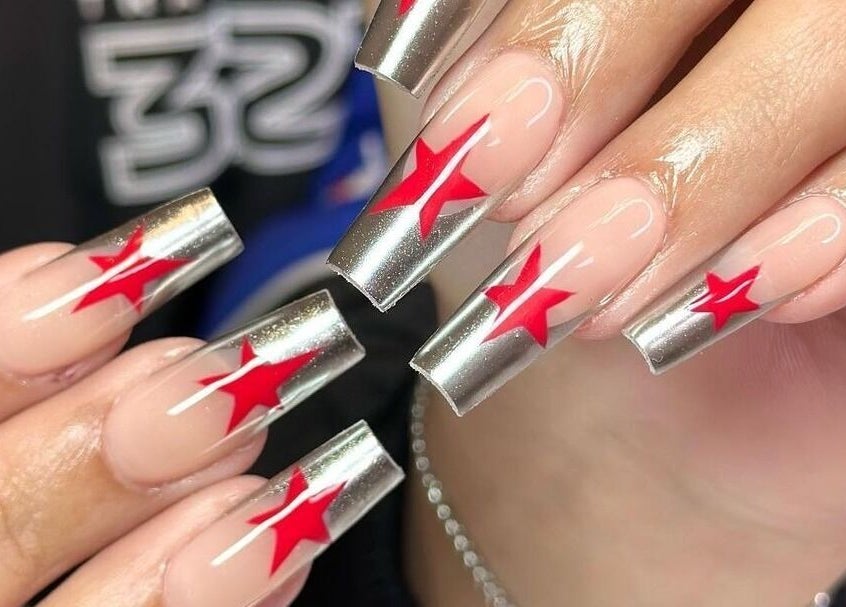 Rote Stern-Nailart bei Glossify Studio, Luzern, Luzern, CH bietet modernen Stil.