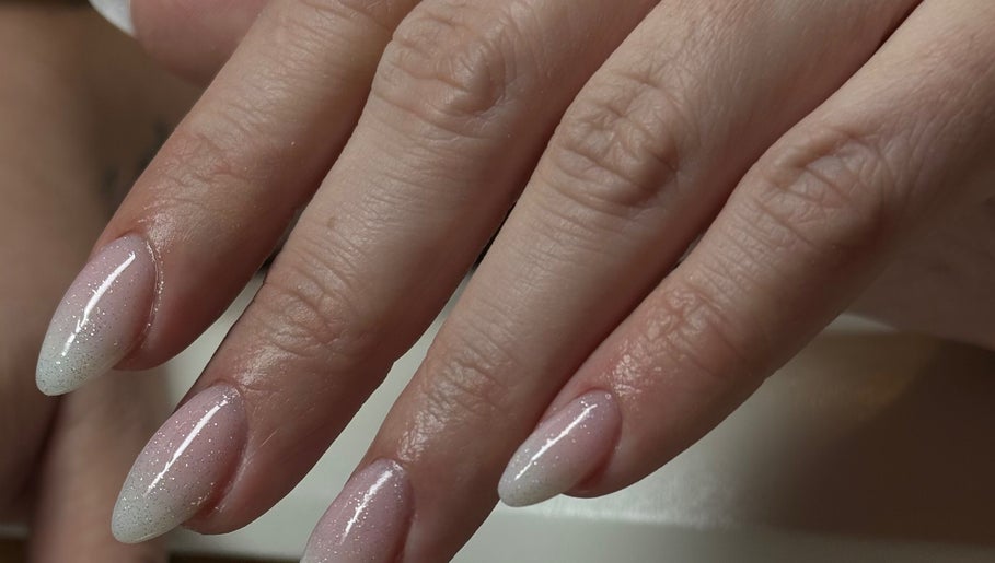 Elegantne nokti s bijelim ombre dizajnom u La Pia’s Beauty, Zagreb, Grad Zagreb, HR.