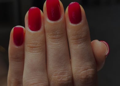 Lako njegovani crveni nokti u salonu La Pia's Beauty u Zagrebu, Grad Zagreb, HR.