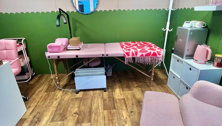 Cozy treatment room at Daryl’s Beauty Room in Walmer, England, GB with pink decor and comfortable seating.