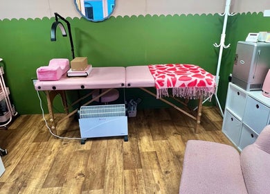 Cozy treatment room at Daryl’s Beauty Room in Walmer, England, GB with pink decor and comfortable seating.
