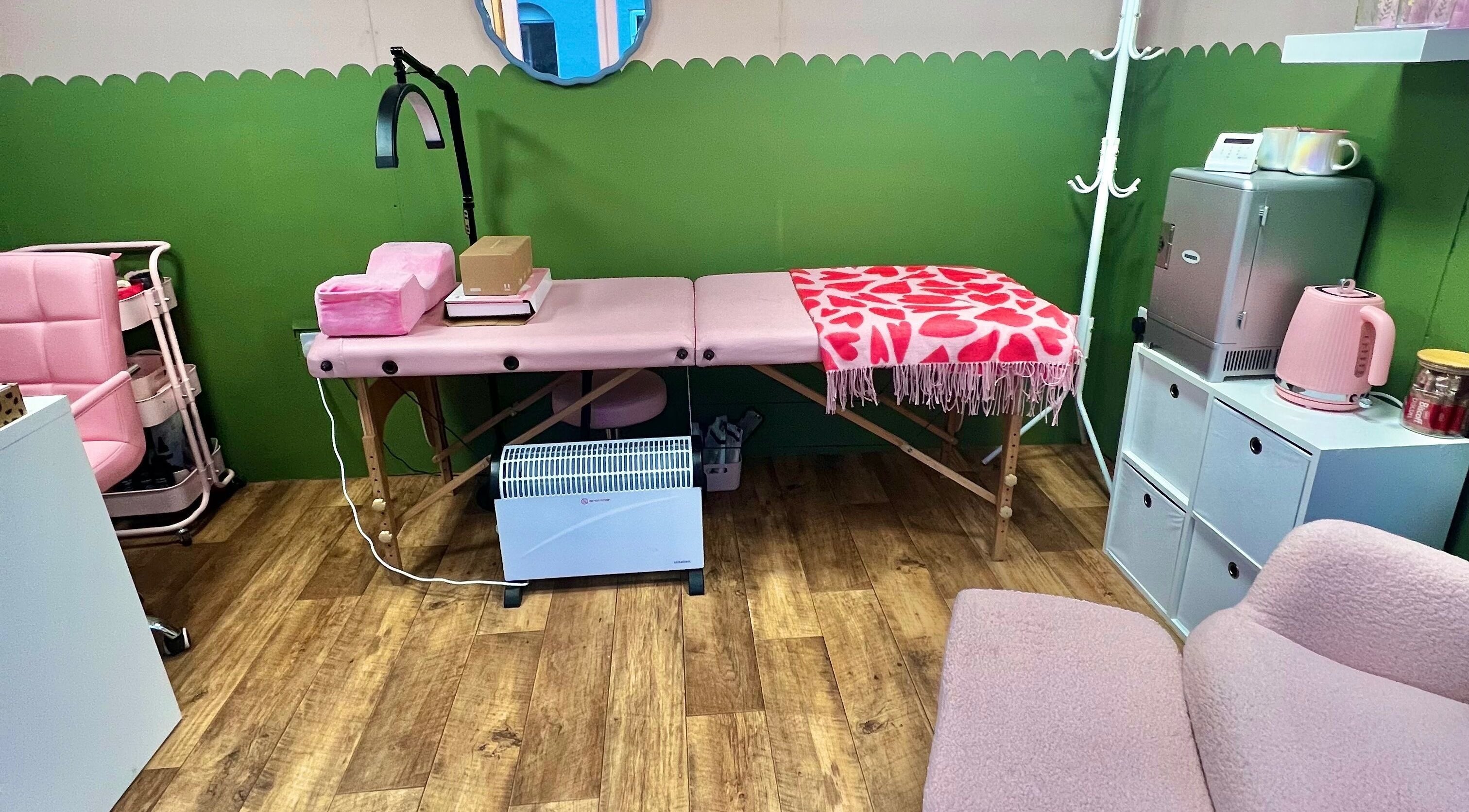 Cozy treatment room at Daryl’s Beauty Room in Walmer, England, GB with pink decor and comfortable seating.