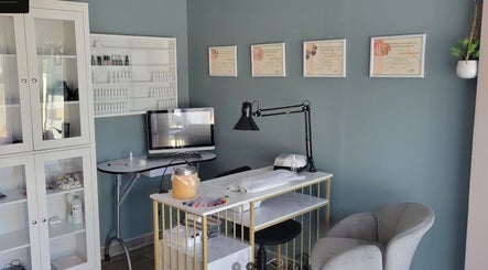 Salon élégant chez Nails Élégance à Magné, Nouvelle-aquitaine, FR avec bureau moderne et décor raffiné.