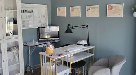 Table de manucure élégante chez Nails Élégance à Magné, Nouvelle-Aquitaine, FR, avec décor moderne.