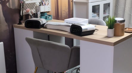 Espace manucure moderne chez Nails Élégance, Magné, Nouvelle-Aquitaine, FR avec équipements de pointe.