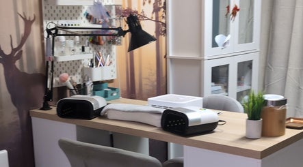 Poste de travail moderne chez Nails Élégance à Magné, Nouvelle-Aquitaine, FR avec appareils de manucure.